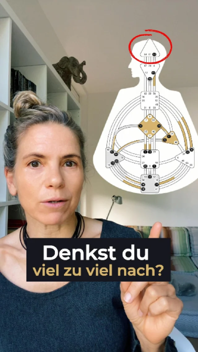 🤯 Dein Kopf rattert ununterbrochen –
aber bringt dich selten wirklich weiter?

Dann lohnt sich ein Blick auf dein Inspirationszentrum im Human Design.
(Im klassischen HD: das Kopfzentrum.)

Wenn dieses Zentrum bei dir offen oder undefiniert ist, bist du extrem empfänglich für Gedanken, Fragen und Probleme von außen. 💭🙋‍♀️❓💭

In der Falle sieht das so aus:

➤ Du denkst zu viel – und oft über Dinge, die für dich irrelevant sind.
➤ Du verlierst deinen Fokus – und verzettelst dich in Nebenbaustellen.
➤ Du springst von Idee zu Idee, von Positionierung zu Positionierung.
➤ Du zweifelst an dir – und an deinen Angeboten.

Statt Klarheit: Verwirrung.
Statt Struktur: Dauer-Grübelei.

Für dich ist es sooo wichtig, deinen Kopf zu durchschauen – und ihm die Vormachtstellung zu entziehen.

Für dein Business brauchst du einen klaren Fokus und eine Struktur, die dir hilft, Prioritäten zu setzen – statt dich ständig zu verzetteln.

Dann kann dein offenes Inspirationszentrum zu einer echten Stärke werden – und ein Profitpotenzial für dein Soul Business sein.

♣️
Let's lead with soul.
Follow for more.